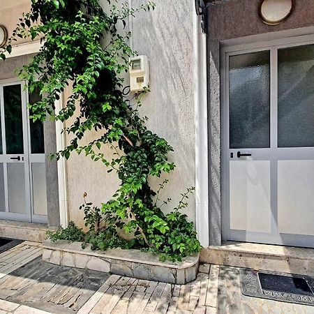 A Cheerful Villa With Free Parking Space Tiran Dış mekan fotoğraf