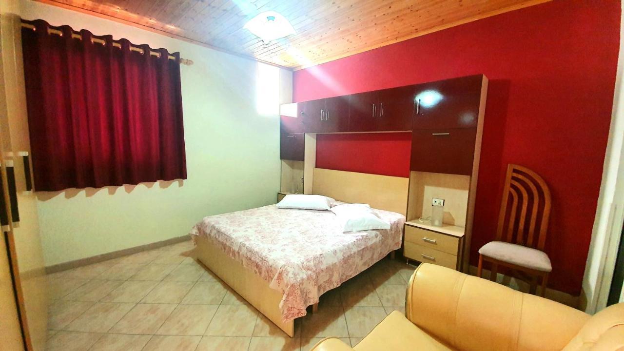 A Cheerful Villa With Free Parking Space Tiran Dış mekan fotoğraf