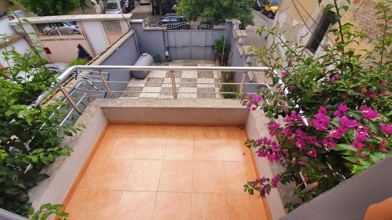 A Cheerful Villa With Free Parking Space Tiran Dış mekan fotoğraf